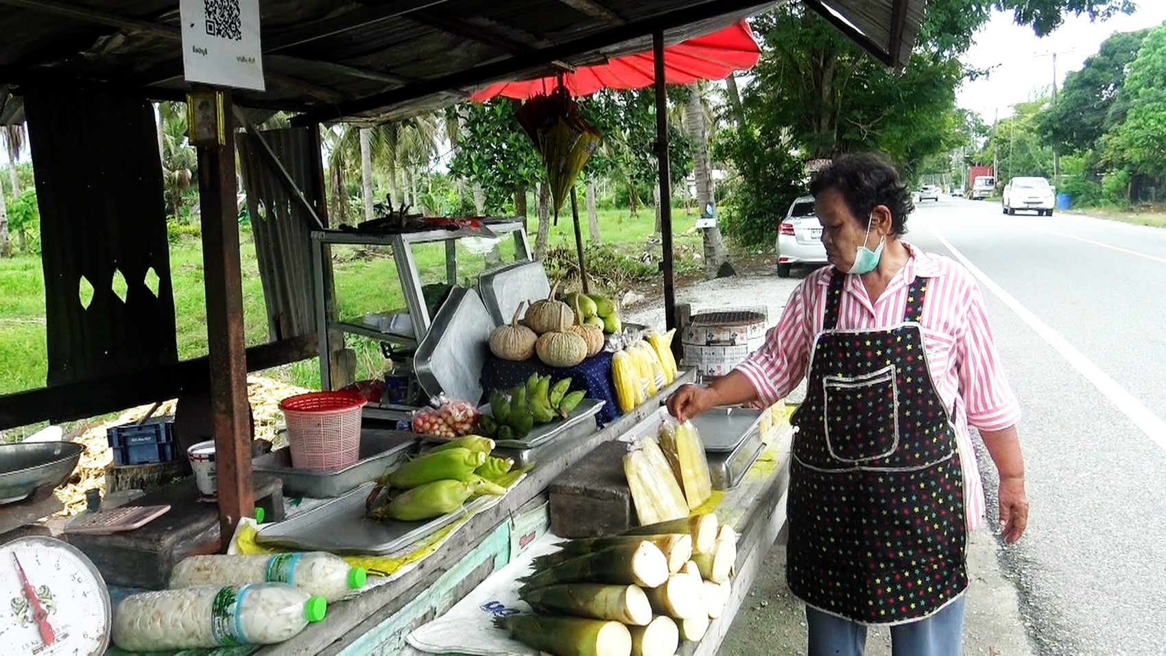 "หมูเด้งฟีเวอร์"ร้านอาหารริมทางขายดีสร้างรายได้ให้ชุมชนผู้นำท้องถิ่นเร่งแก้ไขและวางแผนรองรับการจราจรให้ นทท.