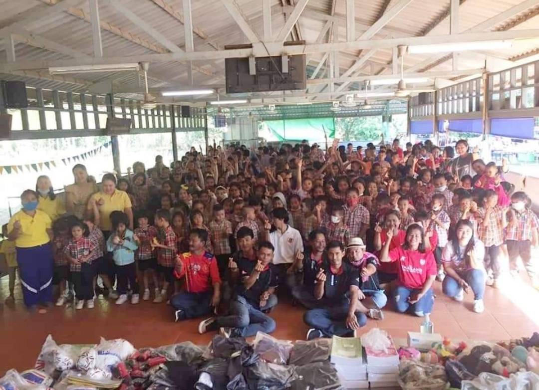 คณะครู รร.ภูงามโนนสะอาด มอบเกียรติบัตรผู้ให้การอุปการะคุณนำสิ่งของเลี้ยงอาหารกลางวันแก่เด็กนักเรียน    