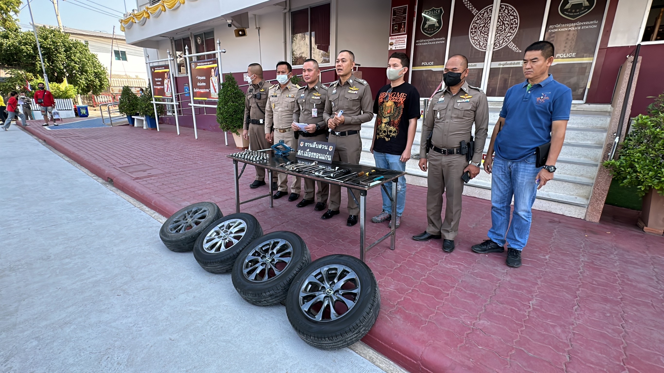 รวบแล้ว "ดำ ล้อแม็ก" พ่อค้าปลาตลาดสด ก่อเหตุลักล้อรถยนต์ภายในลานจอด ม.ขอนแก่น