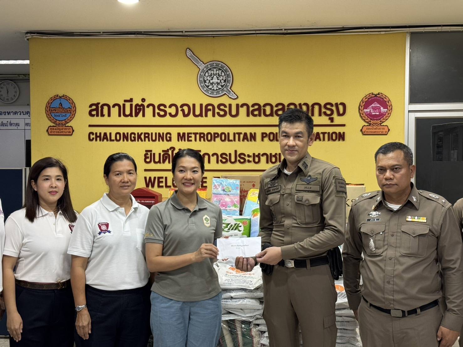 ตร.ฉลองกรุง บริจาคสิ่งของผ่าน รมช.มหาดไทย ส่งช่วยเหลือผู้ประสบภัยน้ำท่วม จ.เชียงราย