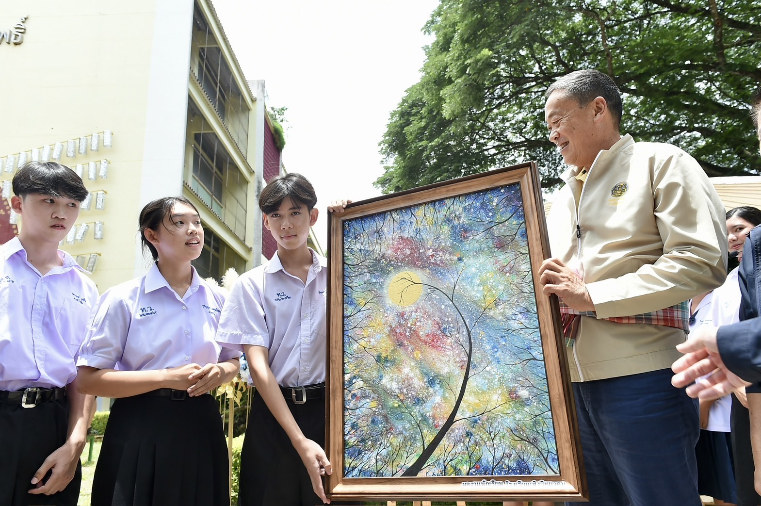 “นายกฯ” รับฟังปัญหายาเสพติด รร.เทิงวิทยาคม รับปากหางบ 6 ล้าน สร้างอาคารเล่นกีฬา เด็ก มอบภาพวาดดวงจันทร์เปรียบ “เศรษฐา” เป็นแสงสว่าง