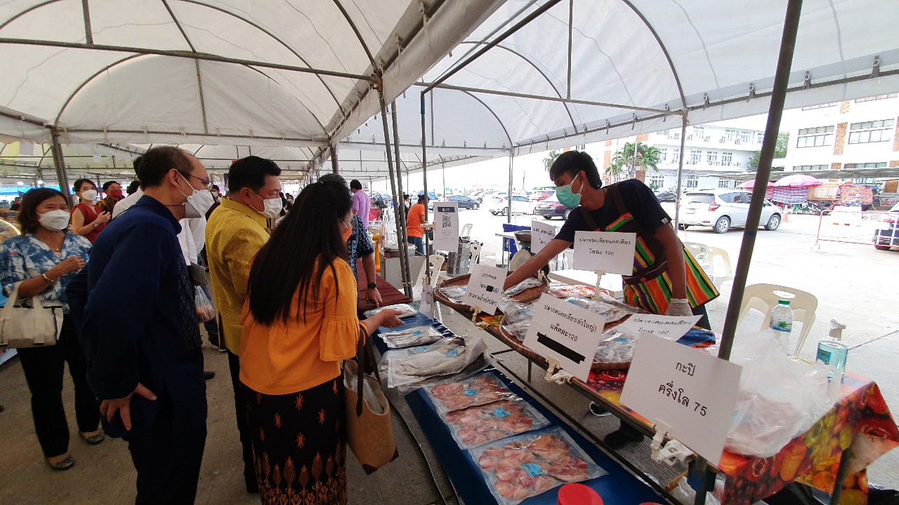 พ่อเมืองปากน้ำเยี่ยมชมงานตลาดนัดสินค้าอุปโภคบริโภค ราคาประหยัด