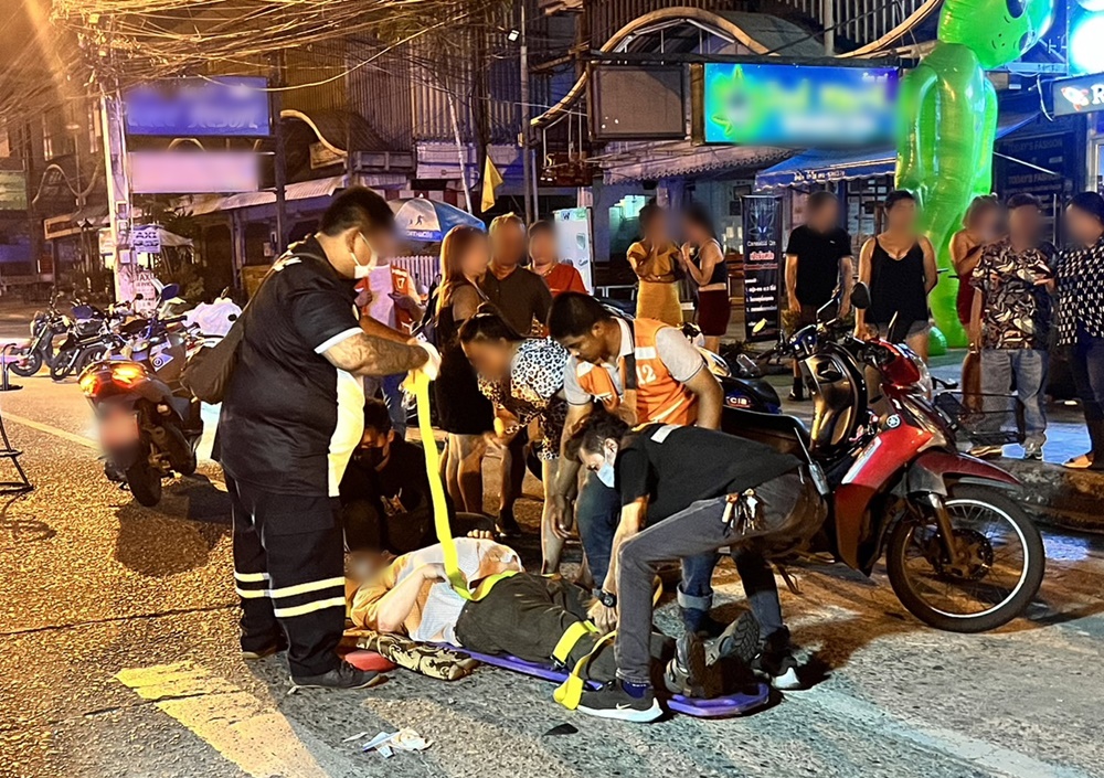 วินาทีชีวิต!! เก๋งชน 2 หนุ่มเยอรมันกระเด็น กำลังข้ามถนนเจ็บสาหัส 
