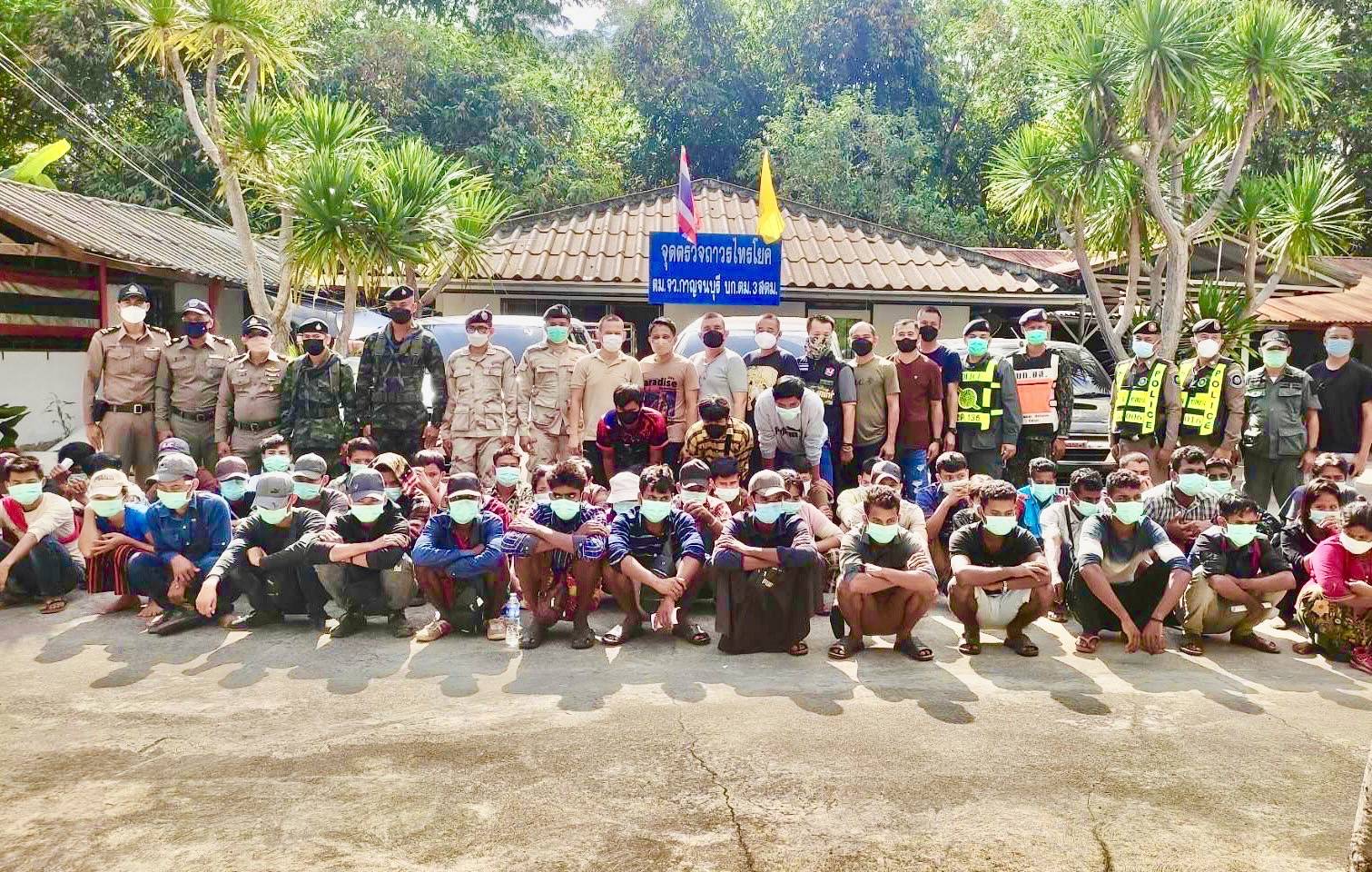  ตม.กาญจนบุรีจับ 3 หนุ่มทองผาภูมิขนแรงงาน 53 ต่างด้าวแน่นห้องโดยสารส่งปลายทางมาเลเซีย 