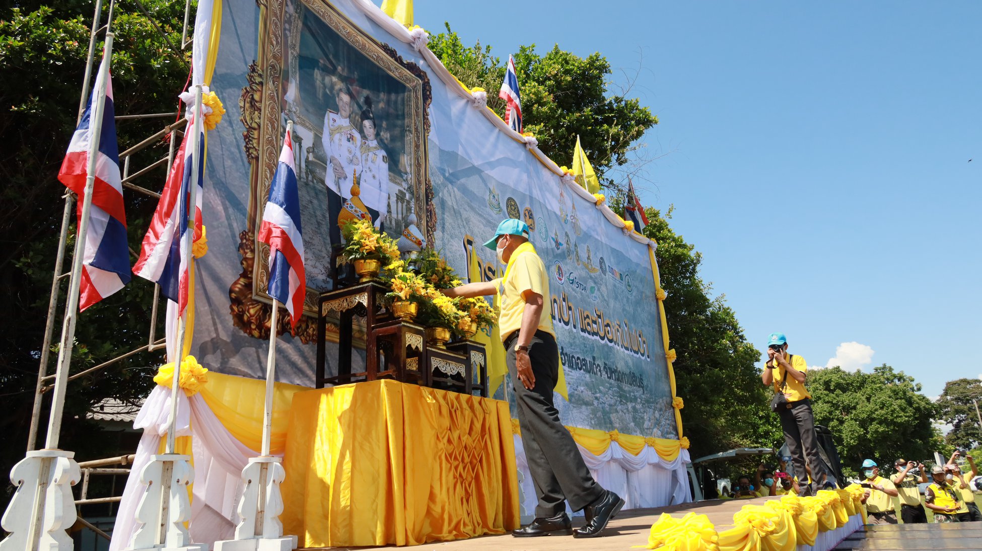 กาฬสินธุ์ จัดกิจกรรมปลูกต้นไม้เฉลิมพระเกียรติ  "รวมใจไทย ปลูกต้นไม้ เพื่อแผ่นดิน” สืบสาน 100 ล้านต้น 