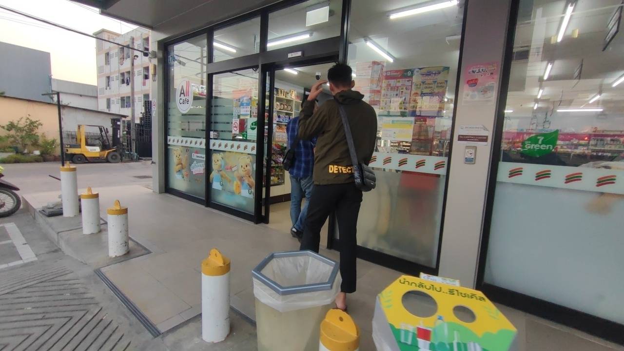 ปทุมธานี 2 คนร้าย บุกใช้มีดชิงทรัพย์ร้านสะดวกซื้อ
