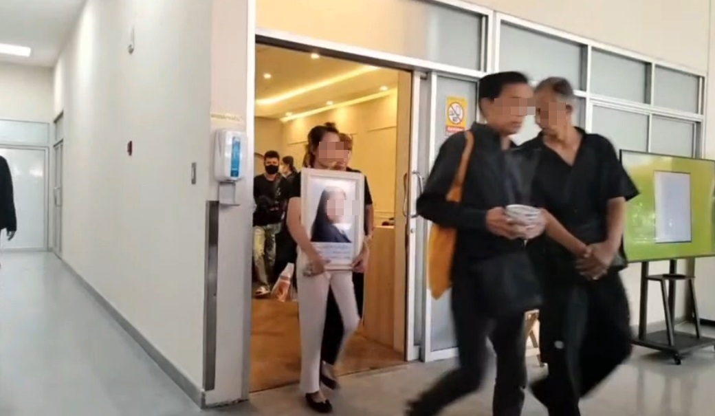 พี่สาว-เพื่อนรับร่าง "บุ้งทะลุวัง" ไปประกอบพิธีทางศาสนา ด้านทนายเตรียมเผยผลชันสูตรหลังเคลื่อนร่างถึงวัด