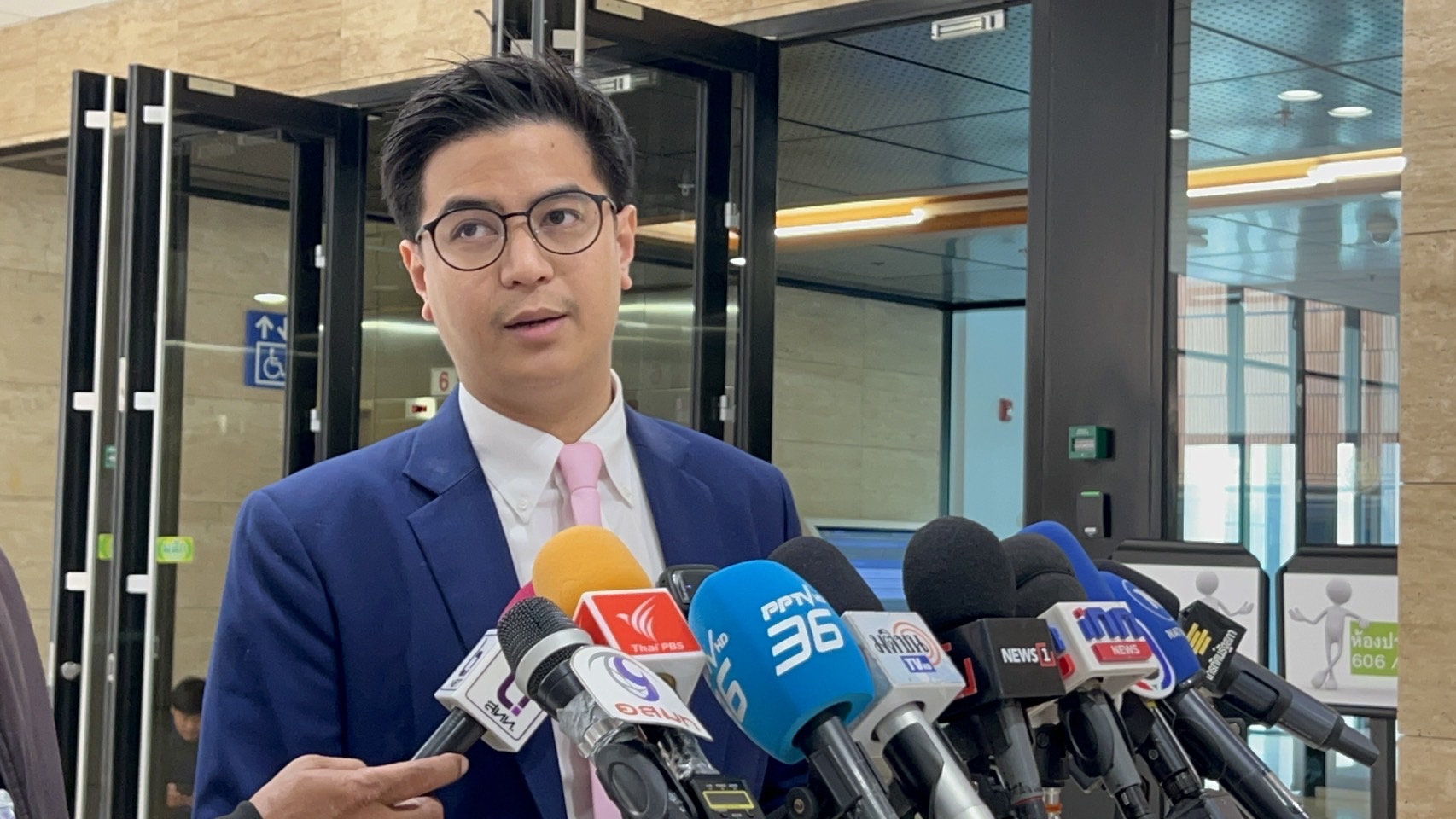 "ก้าวไกล" ลั่นดิ้นสู้คดียุบพรรคเต็มที่ ไม่ทำให้ลูกพรรคเสียสมาธิงานในสภาฯ