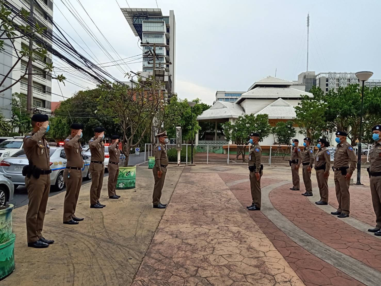 'รองต่อศักดิ์' ร่วมกับ ตำรวจท่องเที่ยว มอบสิ่งของจำเป็นให้ประชาชน 