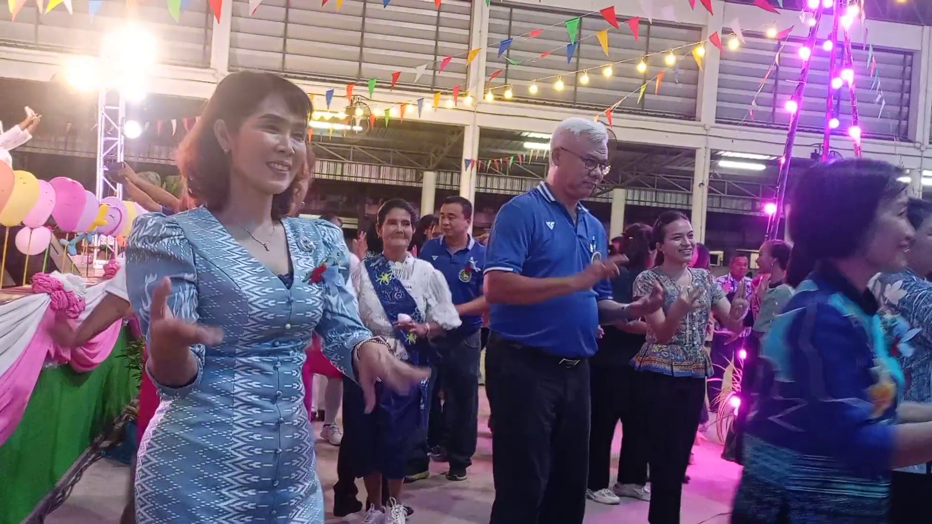 ผู้ว่าฯ นำทีมรำวงเวียนครกสนุกสนาน ในงานสานสัมพันธ์กลุ่มแม่บ้านเกษตรกร จ.ชุมพร