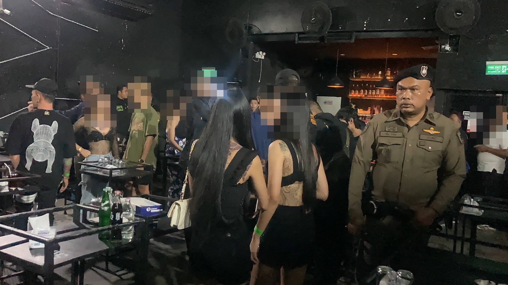ตำรวจพัทยาร่วมกับ'นปภ.ภ.2'บุกตรวจผับทำนักเที่ยวแตกฮือเจอวัยรุ่นฉี่ม่วง 8 ราย