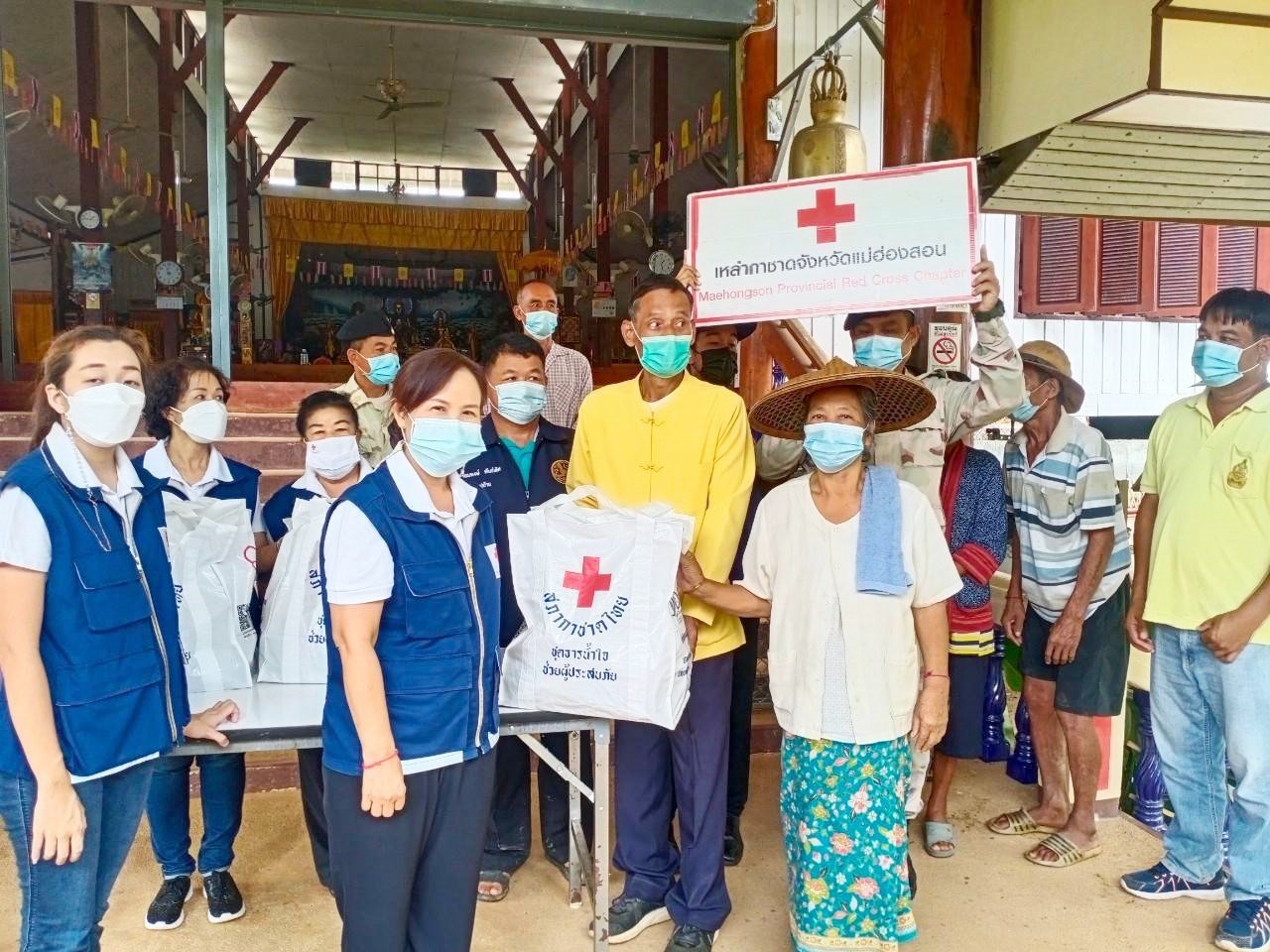 เหล่ากาชาด จ.แม่ฮ่องสอน มอบชุดธารน้ำใจ ให้ชาวบ้านที่ประสบเหตุอุทกภัย บ้านสบสอย