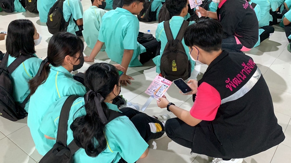 พม.อ่างทอง รุก ปชส.ไลน์ ESS ใน รร.วรดิตถ์วิทยาประสูทน์-รร.วิเศษไชยชาญฯ 