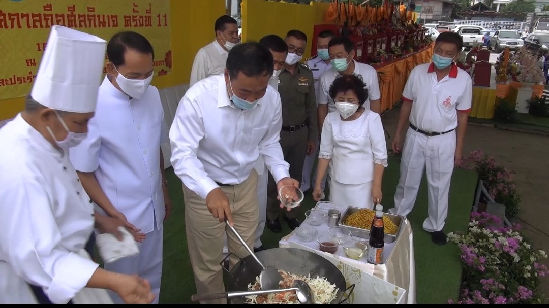 ผู้ว่าฯผัดหมี่มงคล​  งานกินเจเมืองสงขลา