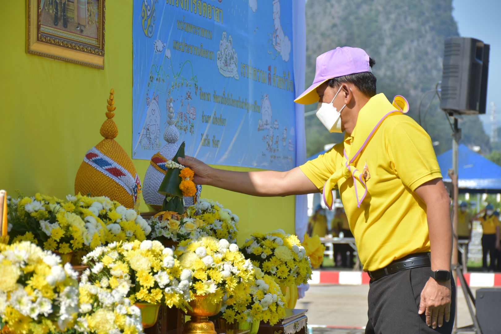 ผู้ว่าฯพังงา นำจิตอาสาปลูกต้นไม้ดอกสีเหลืองถนนหน้าศูนย์ราชการฯ ในโอกาสวันสำคัญของชาติไทย