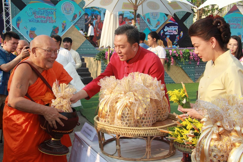 ชาวเชียงใหม่ ร่วมทำบุญตักบาตร "วันขึ้นปีใหม่ไทย” เพื่อความเป็นสิริมงคล