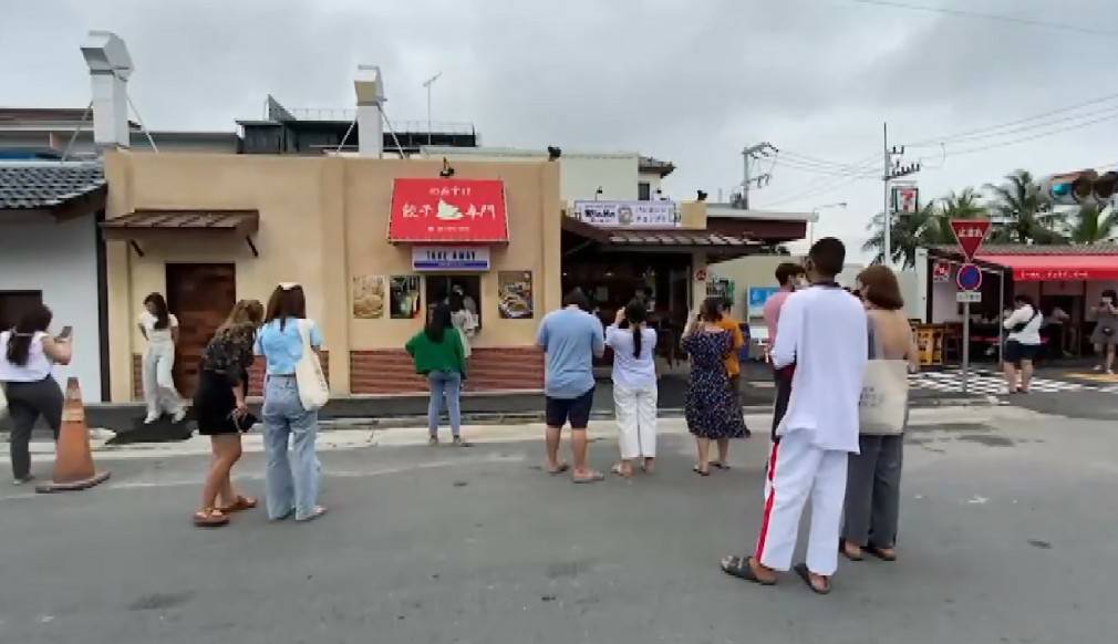ร้านอาหารญี่ปุ่นจำลอง ที่หาดบางแสน คนเข้าคิวจองแน่น       