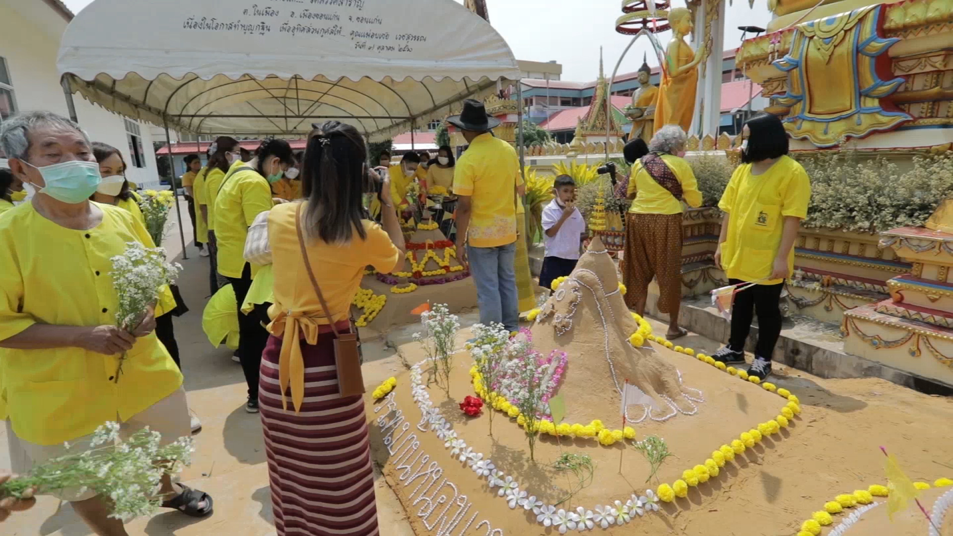 ชาวขอนแก่นถือฤกษ์วันครอบครัว พาลูก-หลาน สรงกระดูกบรรพบุรุษที่วัด พร้อมทำบุญอุทิศส่วนบุญส่วนกุศลให้กับผู้ที่ล่วงลับเนื่องใเทศกาลสงกรานต์