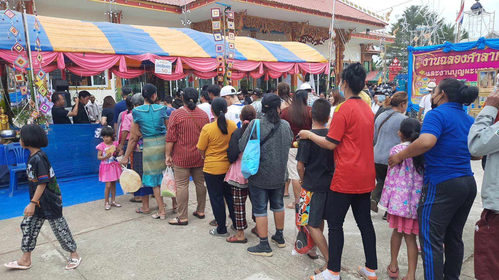 หนองคายสืบสานประเพณีบุญผะเหวดเทศน์มหาชาติ ชาวบ้านแห่สอยดาวมหากุศลลุ้นรางวัลใหญ่   