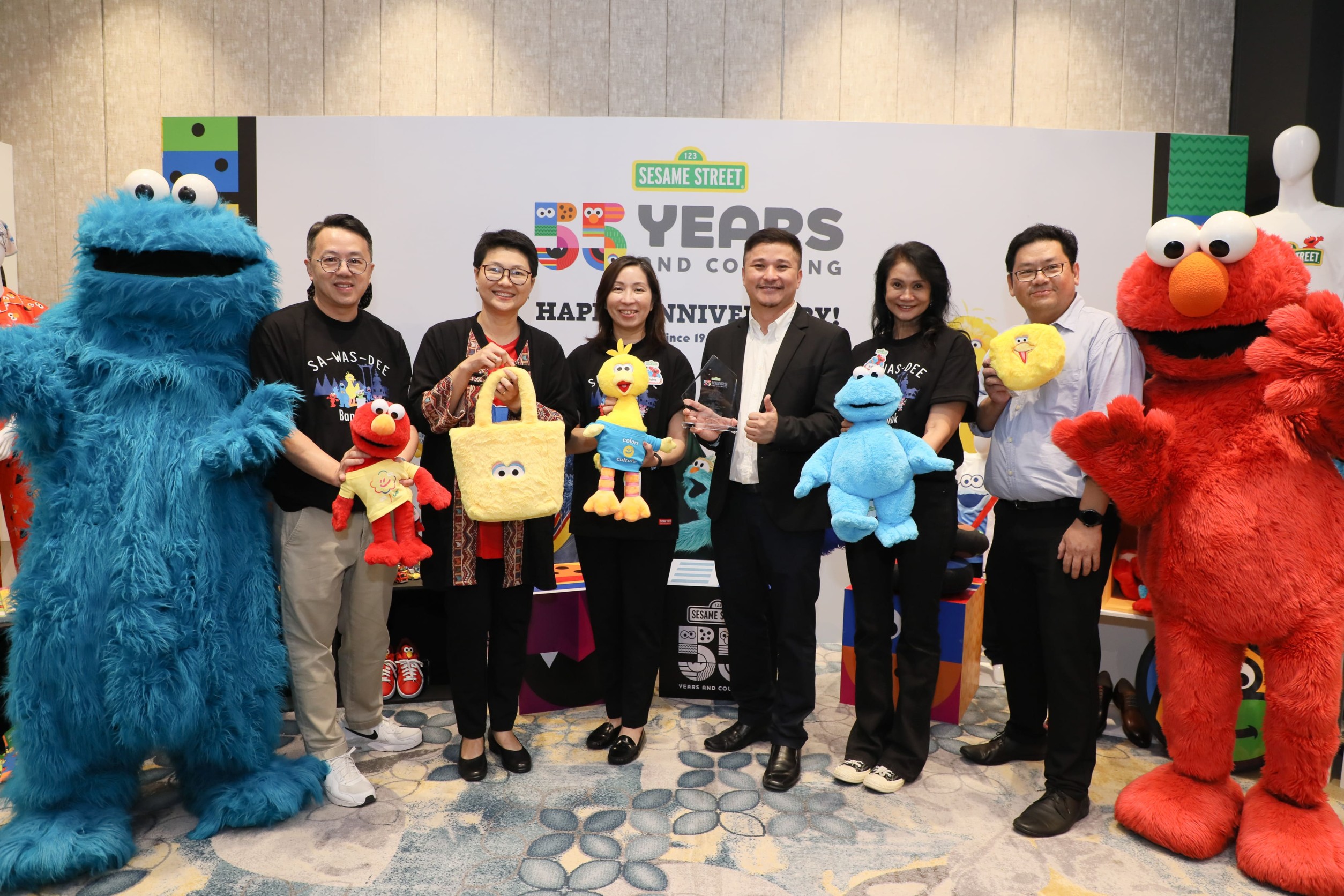 ฉลอง 55 ปี SESAME STREET “แก๊งหุ่นการ์ตูนสร้างสรรค์ ขวัญใจแฟนคลับทั่วโลก”  เตรียมมอบบิ๊กเซอร์ไพรส์ตลอดปี 2024-2025