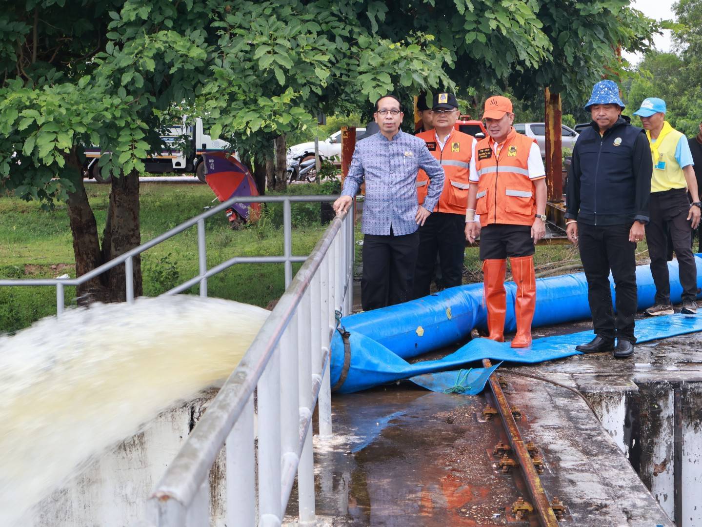 สกลนคร รับมือพายุวิภา ติดตั้งเครื่องสูบน้ำ ที่ ปตร.บ้านหนองบึง ดันน้ำออกจากหนองหาร