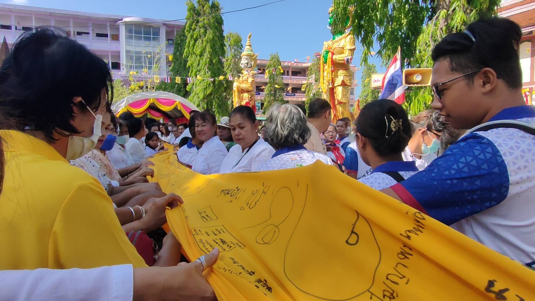 สตูล ชาวไทยพุทธ-เมียนมา ร่วมสืบสานประเพณีห่มผ้าพระธาตุเจดีย์ศรีเมืองใต้ เนื่องในวันมาฆบูชา