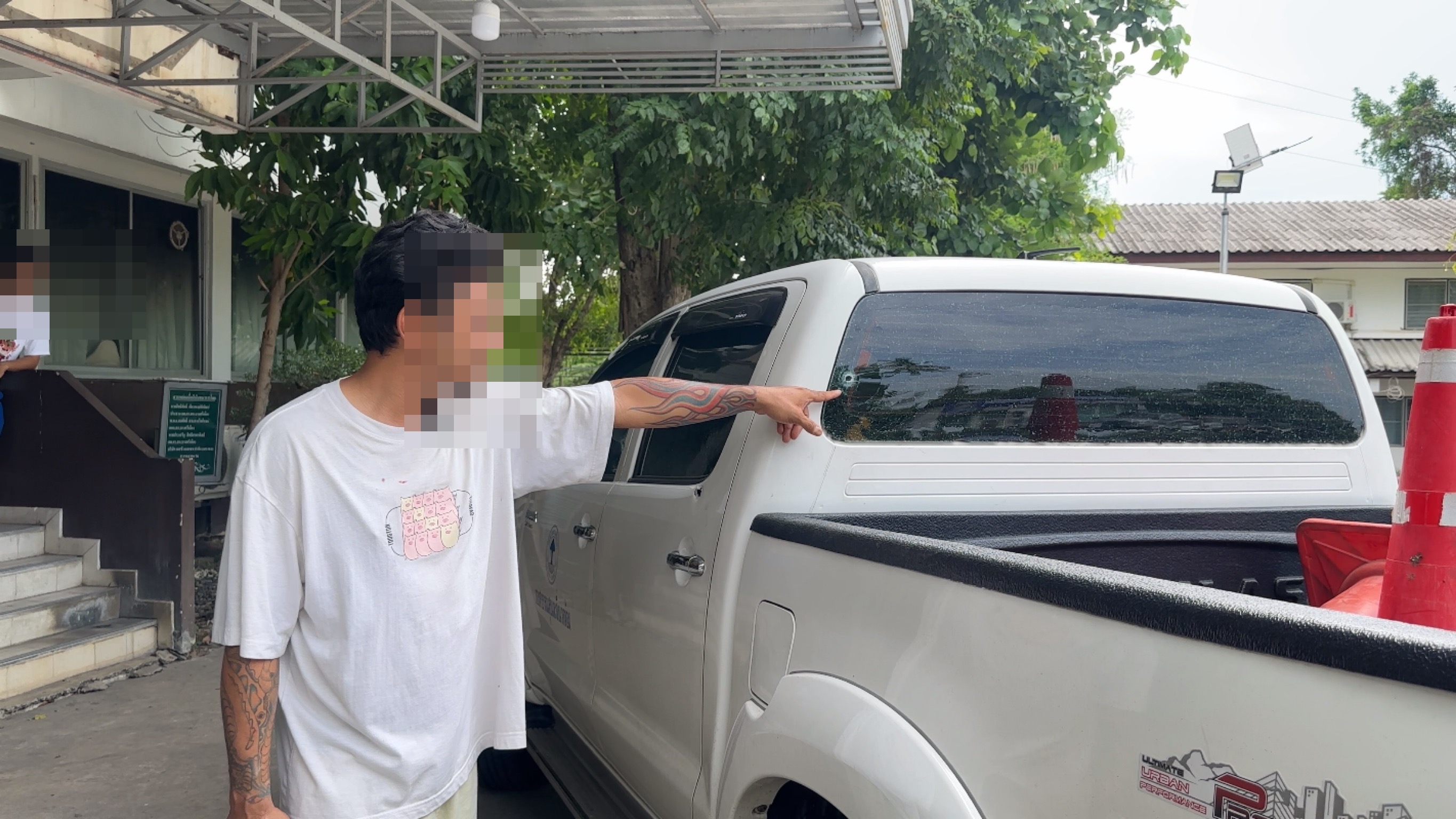คนขับรถเทศบาลไทรม้าถูกอริเก่าแค้นรัว5นัดกระสุนพลาดเป้าถูกรถหลวงเสียหายรอดตายหวุดหวิดเชื่อบารมีหลวงพ่อทอง  