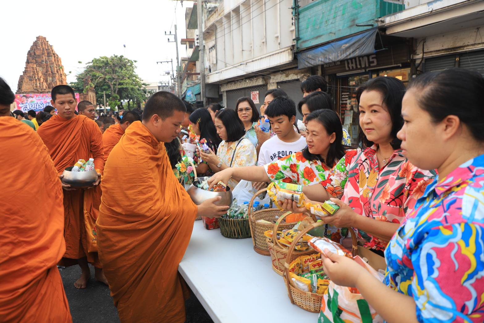 จังหวัดลพบุรี จัดพิธีทำบุญตักบาตรข้าวสารอาหารแห้ง เนื่องในวันสงกรานต์ หรือวันขึ้นปีใหม่ไทย 2567