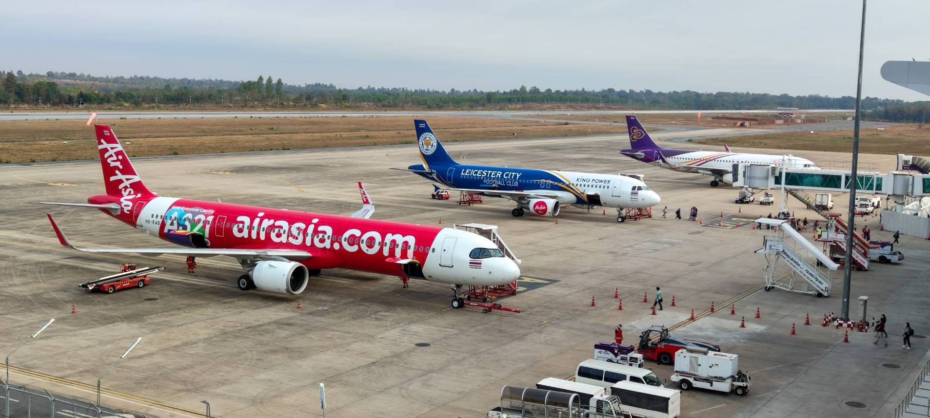 สนามบินขอนแก่น กลับมาให้บริการตามปกติแล้ว   หลังทีมช่างทย.เร่งซ่อมไฟรันเวย์ทั้งคืน 