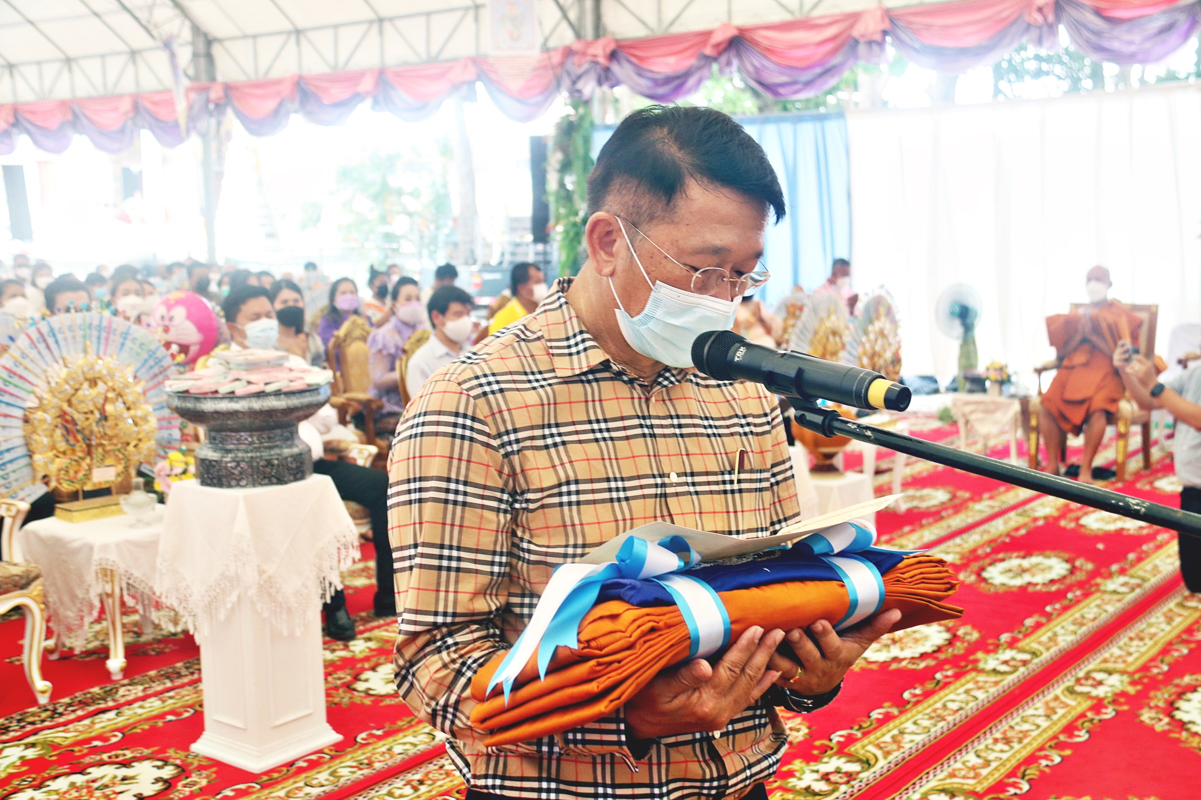 พุทธศาสนิกชน ร่วมทอดกฐินสามัคคี บูรณะอุโบสถและศาสนสถานวัดเตาถ่าน