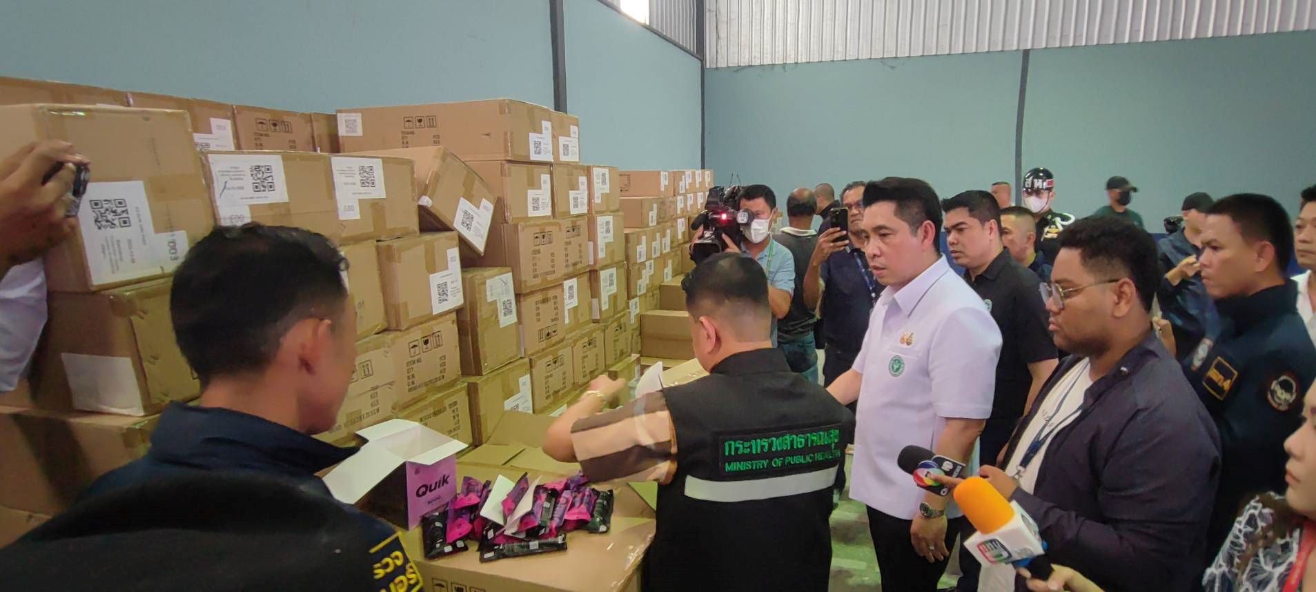 ที่ปรึกษารัฐมนตรีสธ.สนธิกำลังทหารตำรวจบุกจับค้นโกดังจับบุหรี่ไฟฟ้ามูลค่ากว่า 46 ล้านบาท