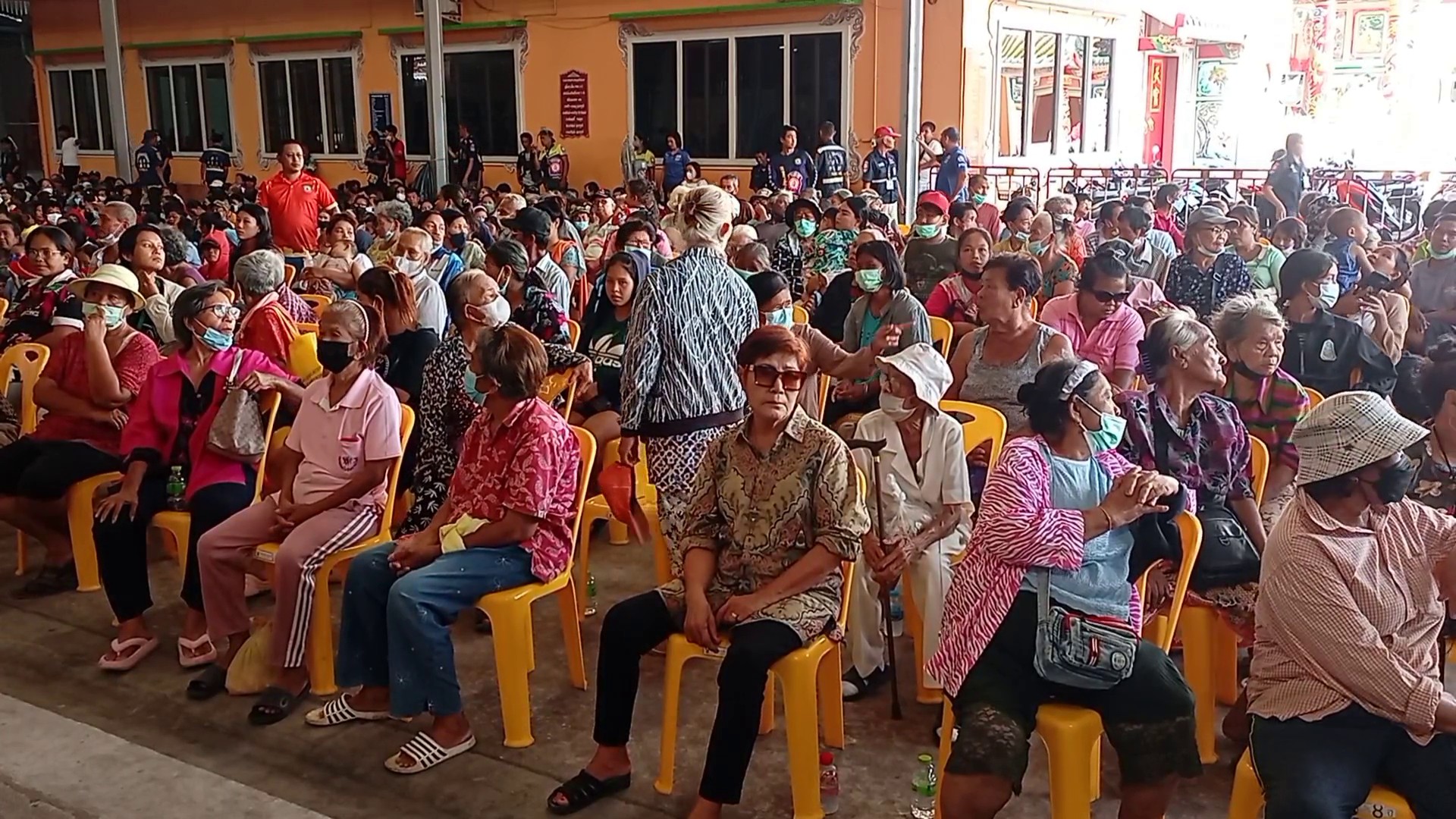 มูลนิธิชุมพรฯแจกข้าวสารปชช.-ผู้ยากไร้กว่า1,900 ชุด ตามประเพณีทิ้งกระจาดประจำปี รอรับบริจาคเนืองแน่น