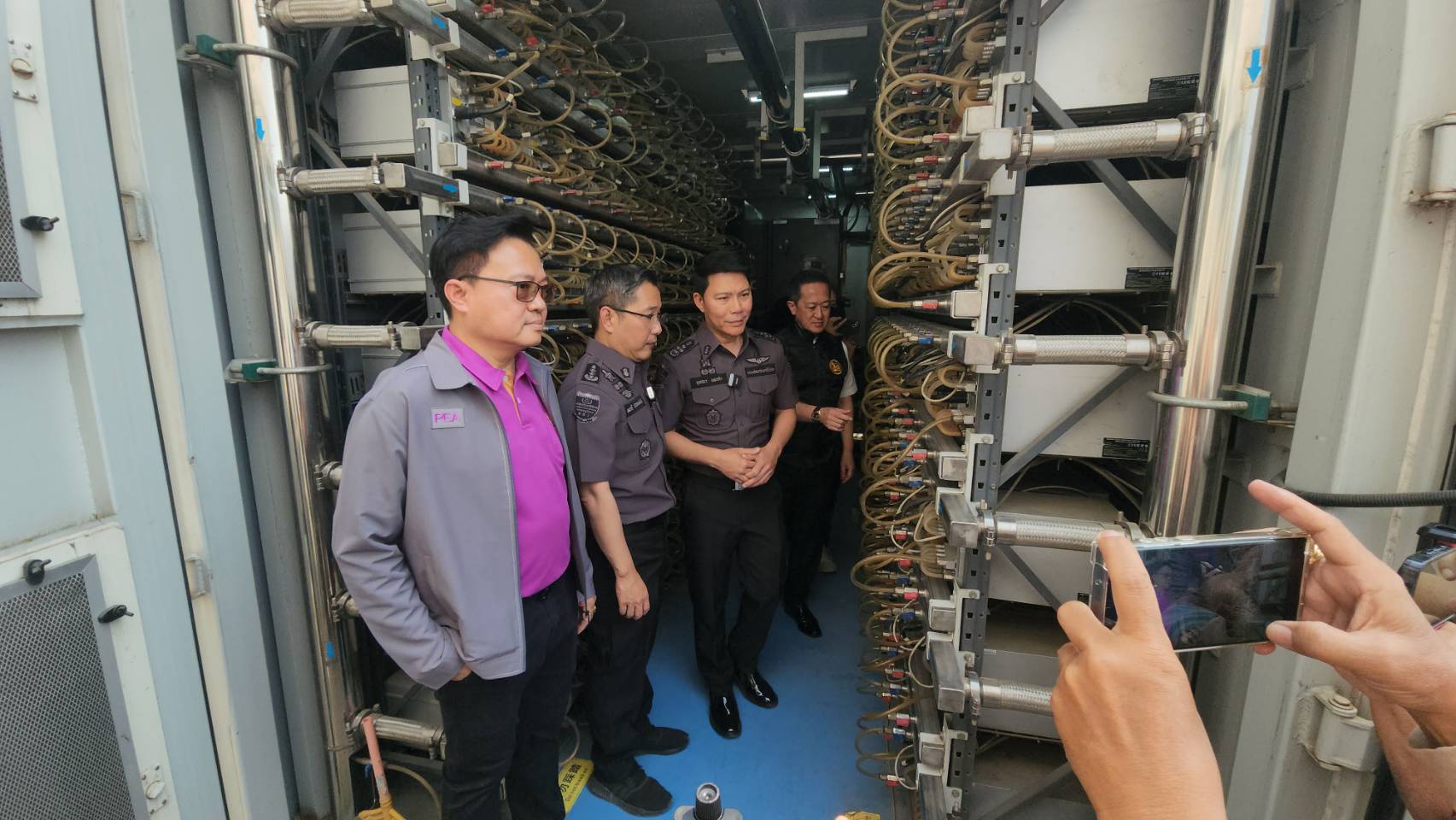 DSI ร่วม กฟภ.บุกทลายเหมืองขุดบิทคอยน์เถื่อนใหญ่ที่สุด ซุกซ่อนใน 3 โรงงานพื้นที่สมุทรสาคร ทำรัฐสูญรายได้กว่า 500 ล้าน