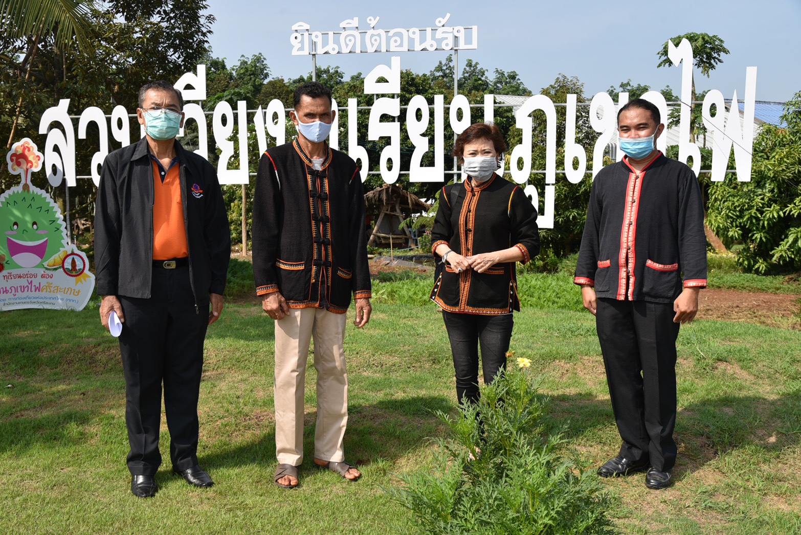 ประธานสภาอุตสาหกรรมท่องเที่ยว ร่วมกับท่องเที่ยวและกีฬาศรีสะเกษ ลุยสวนจองทุเรียนให้นักท่องเที่ยวชิม