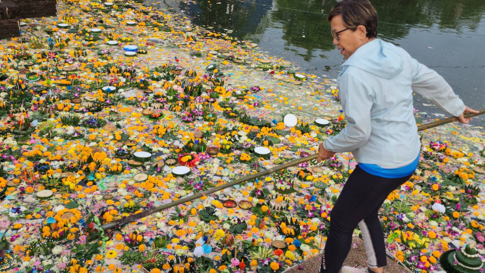 ทน.บุรีรัมย์เร่งเก็บซากกระทง 5,000 ใบ คลองละลมโบราณ ขยะลดลงครึ่งจากรณรงค์ “หนึ่งกระทงหนึ่งครอบครัว”