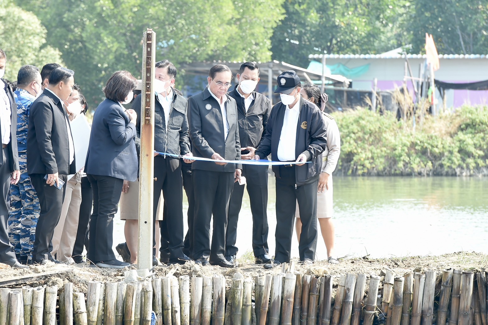 "บิ๊กตู่"โพสต์แจงลงพื้นที่"จันทบุรี-ระยอง" เร่งรัดแก้ปัญหาให้ประชาชน