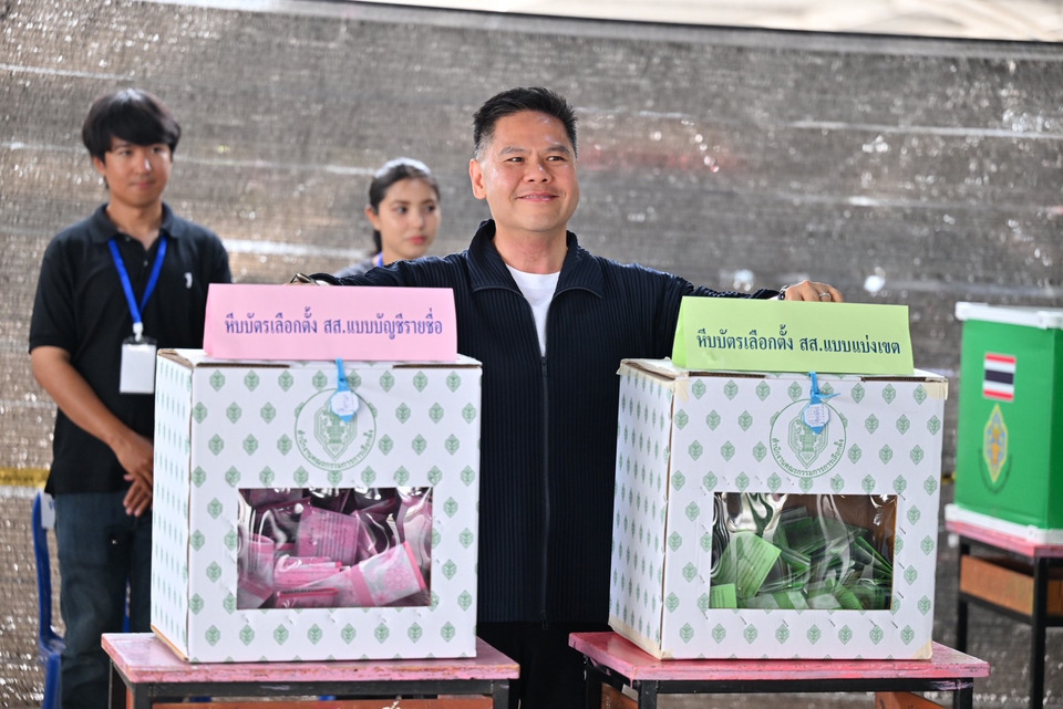“วราวุธ” ควง “สรชัด” เลือกตั้งหน่วยเดียวกัน ย้ำวิธีกากบาทให้ถูกต้อง 