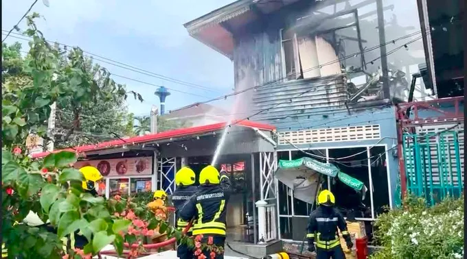 ระทึก! เพลิงไหม้รับอรุณ “ข้าวด้งหมูแดงเตาถ่าน” ร้านดังกลางเมืองระยอง วอดทั้งหลัง ผู้จัดการหนีตายกระโดดชั้น 2 เจ็บ