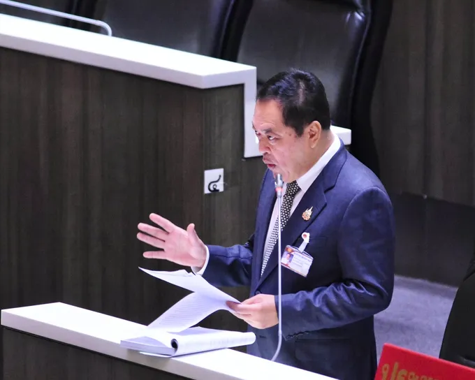 “ทวี” ขอหั่น “งบกลาง” ลง 45% เตือนรัฐระวังถูกมองเป็นเช็คเปล่า-แจกโบนัส ด้าน “มาดามเดียร์” ชงเฉือน 1.2 หมื่นล้าน หวั่นแปรสภาพ “พลังงานสะอาด” เป็น “พลังงานทุจริต” 