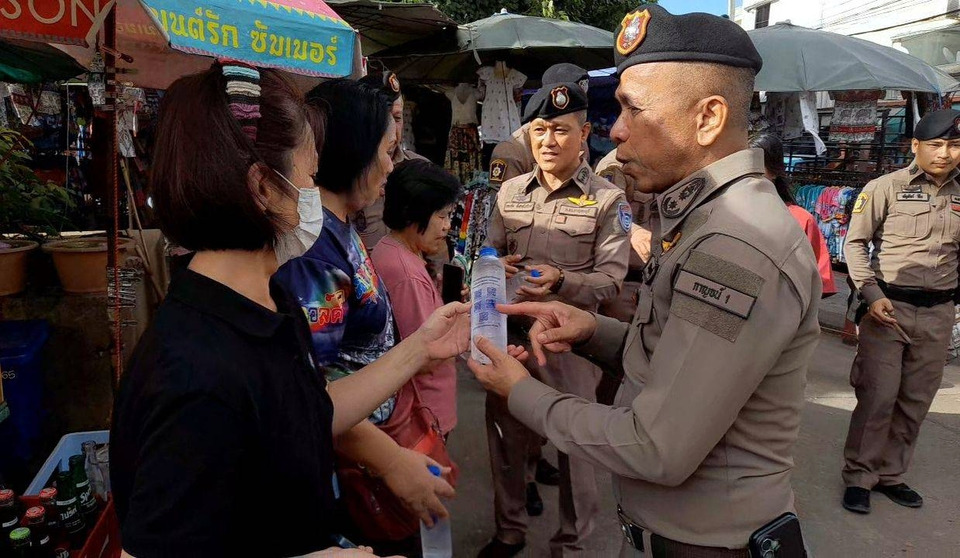 ตำรวจกาญจนบุรีแจกน้ำ “กันภัยออนไลน์” เตือนภัยไซเบอร์ สร้างเกราะคุ้มกันอาชญากรรม
