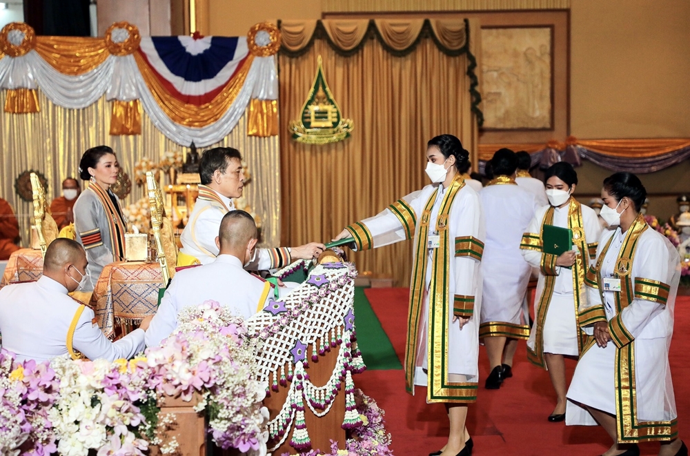 ในหลวง-พระราชินี เสด็จฯ พระราชทานปริญญาบัตรผู้สำเร็จการศึกษา มสธ. เป็นวันที่ 2