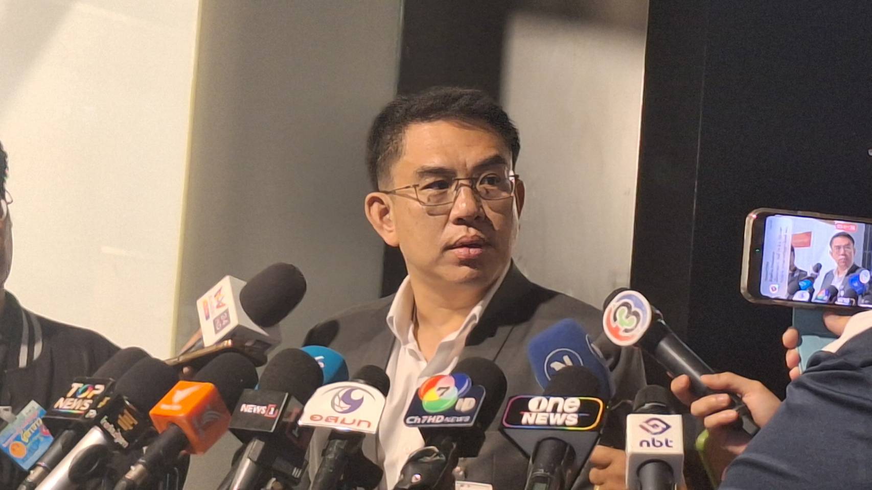 “วิโรจน์” ชี้ปิดด่านชายแดนเป็นเพียงการกดดันเศรษฐกิจ แต่ไม่มีมาตรการคู่ขนานช่วยปชช.เตือนระวังเจ็บเอง 
