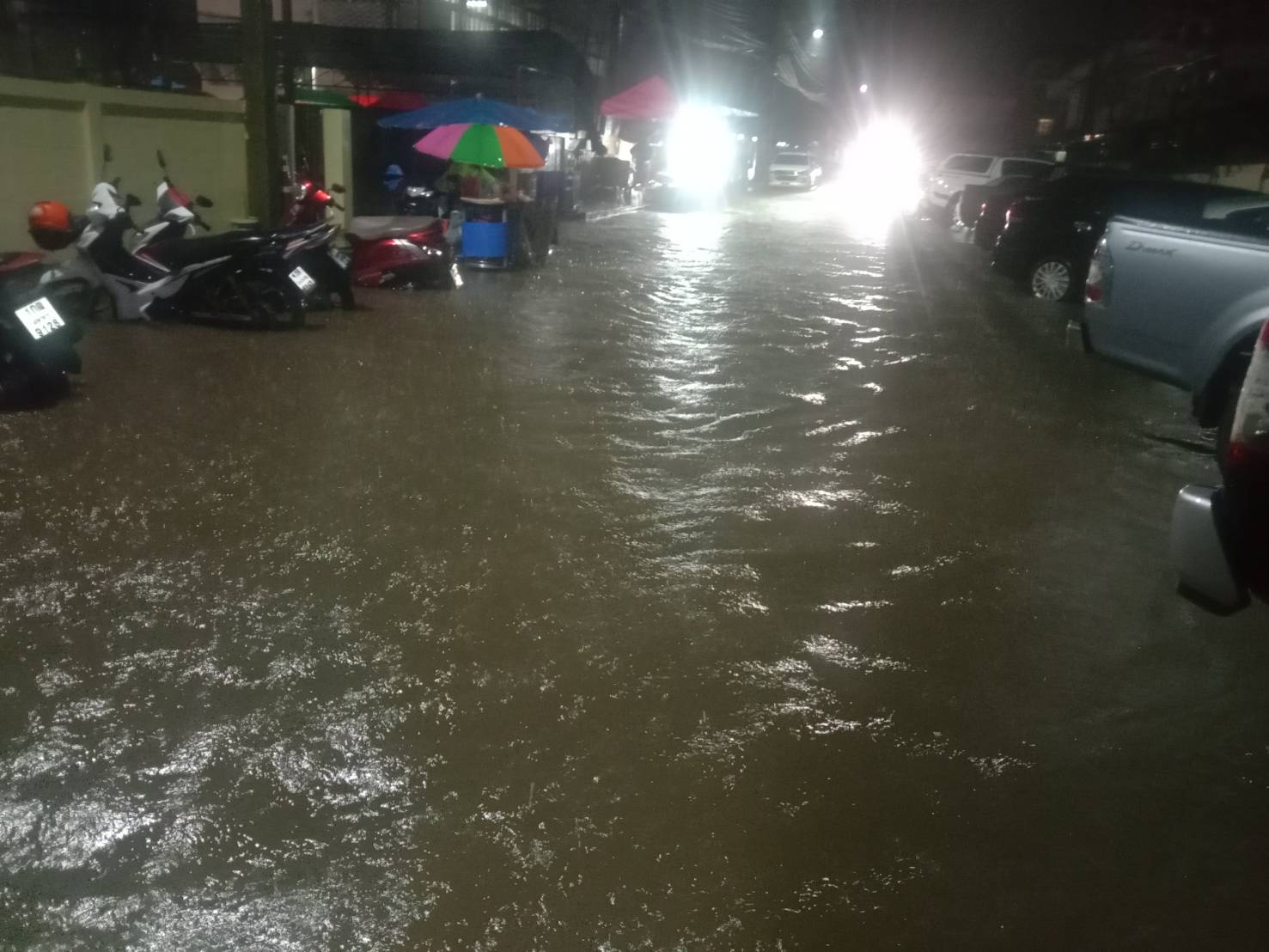 'มุกดาหาร'อ่วม! ฝนตกหนักเอ่อล้นท่วมถนน-ชุมชน การสัญจรไปมาไม่สะดวก