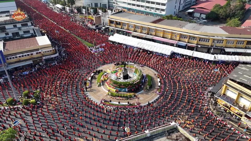 อลังการ 3 หมื่นชีวิต! นางรำบวงสรวงกรมหลวงประจักษ์ ครบรอบ 133 ปีเมืองอุดรธานี โดรน 500 ลำแปรอักษรสุดตระการตา 