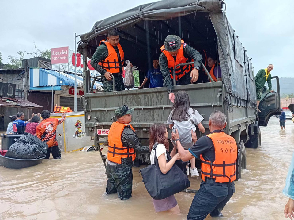 กองทัพบกส่งทหารช่าง พร้อม Extreme V ลุยช่วยน้ำท่วมหาดใหญ่ 