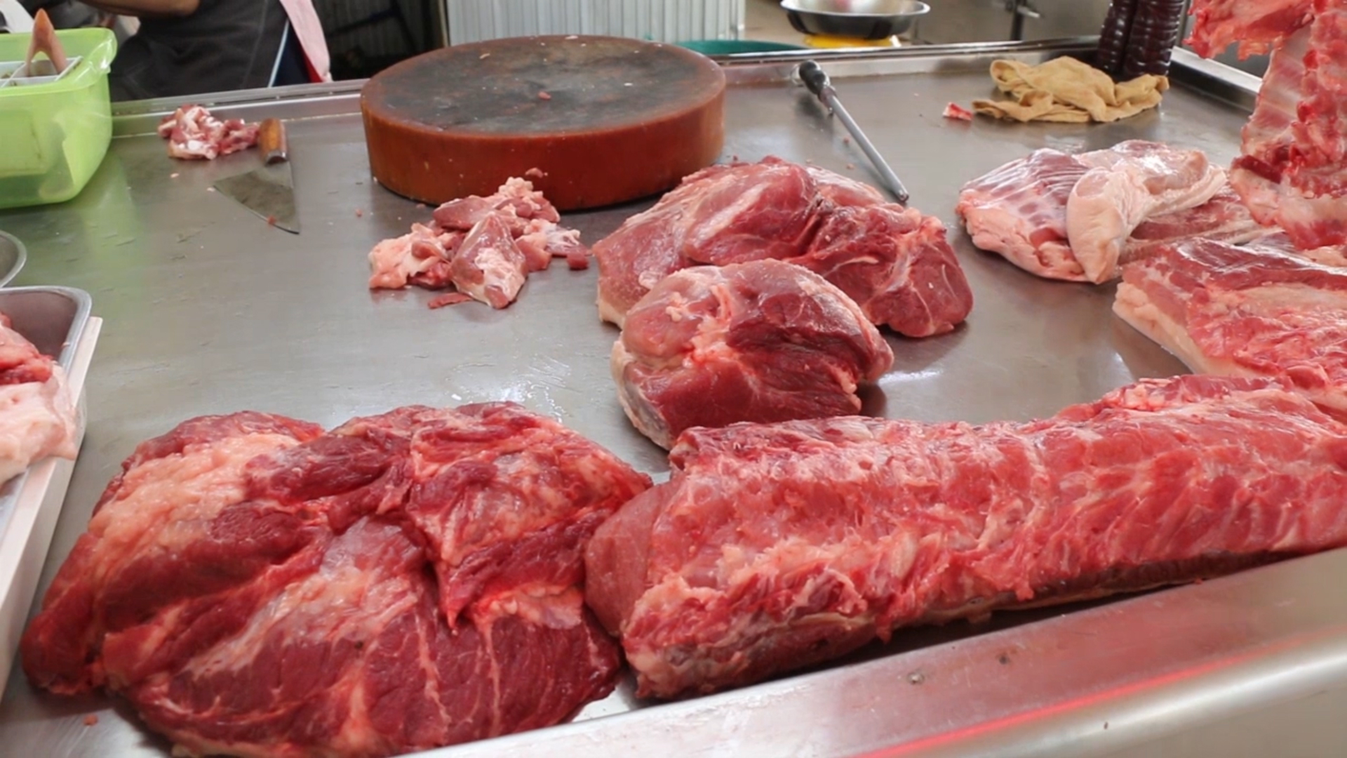  หมูขอนแก่น ปรับราคาจำหน่ายเป็น กก.ละ 210 บาท พ่อค้าคาดเหตุเพราะดีเซลแพง ทำต้นทุนขนส่งเพิ่มขึ้น
