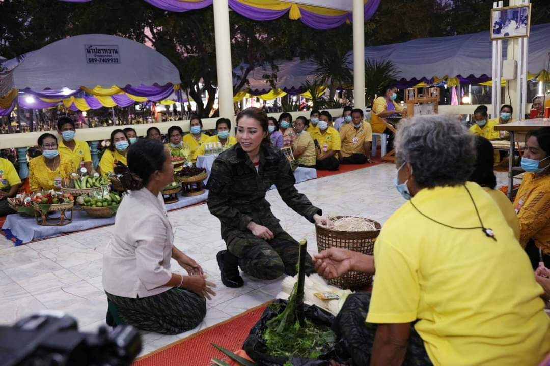 สมเด็จพระราชินีฯ เสด็จทอดพระเนตรผลิตภัณฑ์ในโครงการตามพระราชประสงค์หุบกะพง