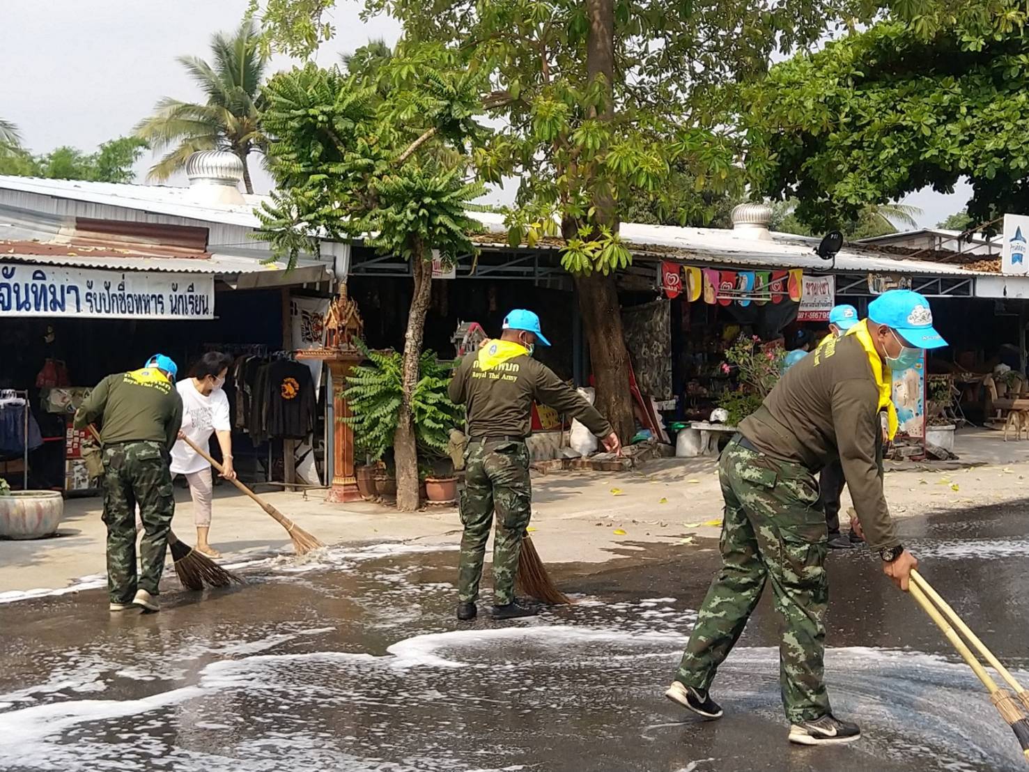 มทบ. 36 ชวนผู้ประกอบการร้านค้า ตลาด ทหารจิตอาสา ทำความสะอาด พ่นน้ำยาฆ่าเชื้อริมทางภายในค่ายพ่อขุนผาเมือง