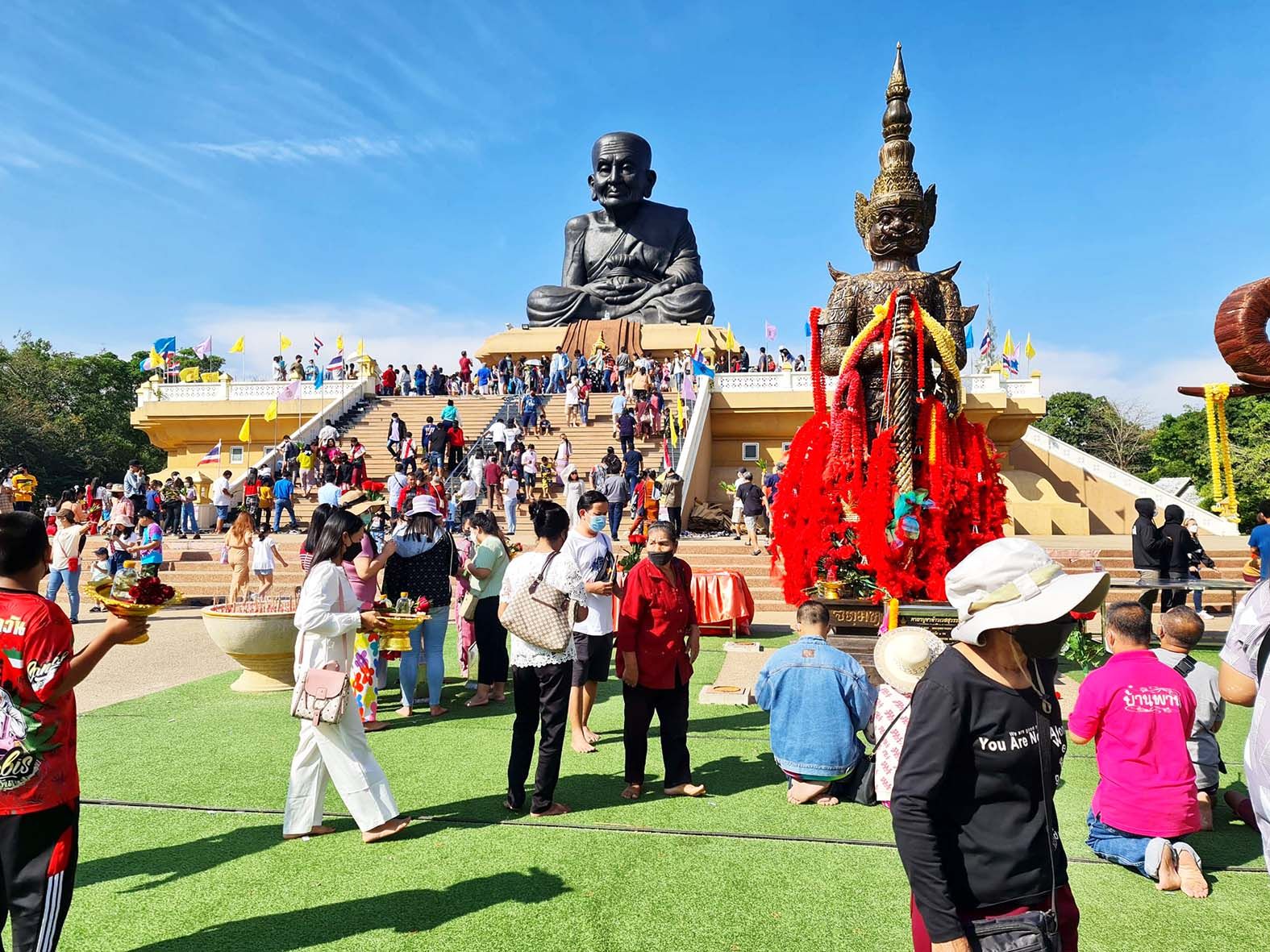  นทท.ห่มผ้าพระเจดีย์ยอดเขาช่องกระจก - ไหว้ “หลวงพ่อทวดองค์ใหญ่” รับปีใหม่ 