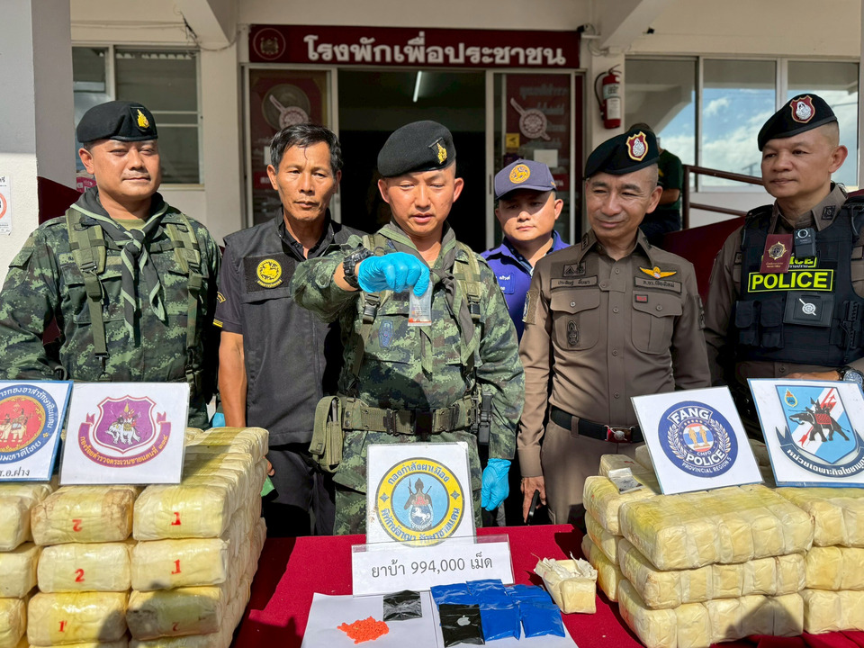 แตกตื่นทั้งฝาง! พบยาบ้าเกือบ 1 ล้านเม็ดถูกทิ้งข้างถนน ทหาร-ตำรวจรุดตรวจสอบ